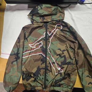 Nike Air Jordan Camouflage Hooded Windbreaker Jacket Kids M 10-12 Lightly Used.